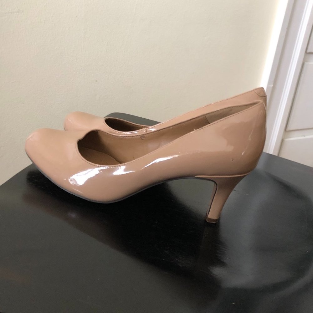 Clarks Nude Patent Pumps 2-3/4" heel
